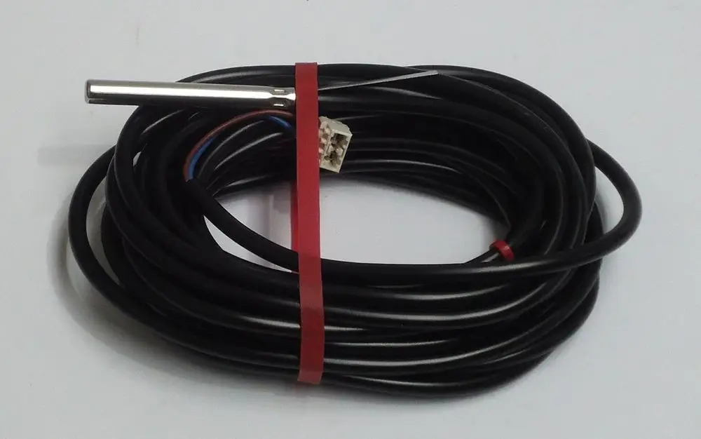 Daikin Sensor mit metallischem Gehäuse und Kabel, aufgerollt und mit einem Stecker versehen, für die Verwendung in Heizsystemen konzipiert.